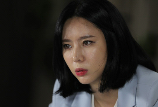 고(故) 장자연 사건 주요 증언자인 배우 윤지오 씨가 17일 연합뉴스와 인터뷰하고 있다. (사진=연합)